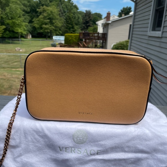 Authentic 𝐕𝐞𝐫𝐬𝐚𝐜𝐞 Tan Camera Crossbody - Picture 12 of 14